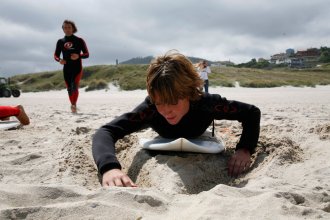 Летний лагерь серфинга на атлантическом побережье Испании