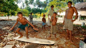 На папуасском острове Гаров дети укрощают волны с младых ногтей и сами себе делают серфы