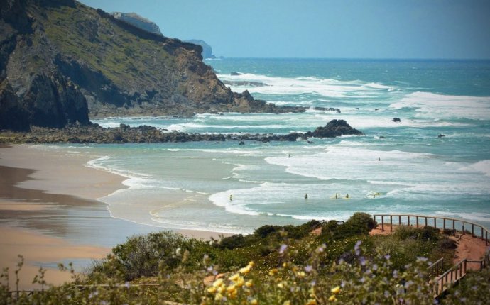 Школа Серфинга в Португалии